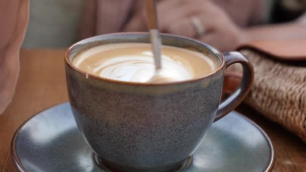 Osoba Ręka Mieszająca Kawę Łyżką — Wideo stockowe