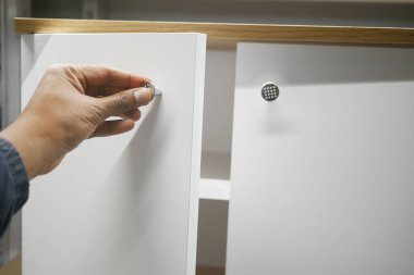 Erkekler çekmeceyi açar dolapta ahşap.