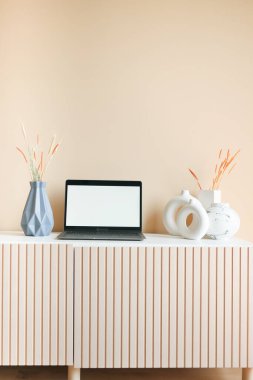 Ofis masasında boş ekran olan dizüstü bilgisayar