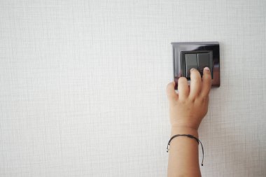  çocuk parmağı kopyalama alanı ile ışıklandırma düğmesini açıyor .