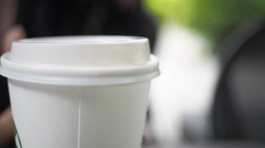 Boş. Kraft kahve fincanını masadan al.