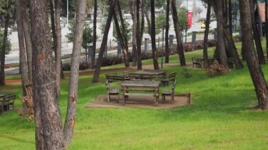 İstanbul 'daki ahşap piknik masasının yakın çekimi. .