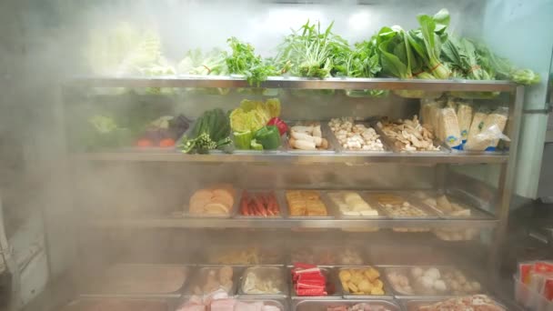Открытый Холодильник Свежими Фруктами Овощами — стоковое видео