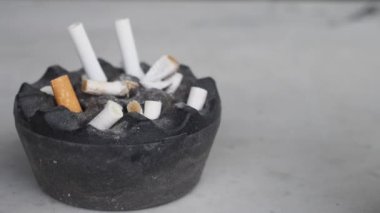 Kül tablasında yanan sigarayı kapat. ,