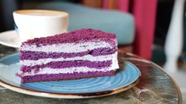 Masadaki tabakta çikolatalı ve kremalı pasta. .