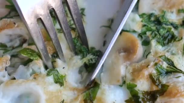 Comer Tortilla Huevo Llano Mesa — Vídeo de stock