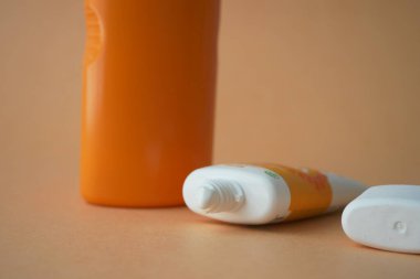 Güneş kremini pembe bir kapta kapat. .