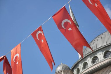 Gökyüzüne Karşı Türk Bayrağının Düşük Açı Görünümü