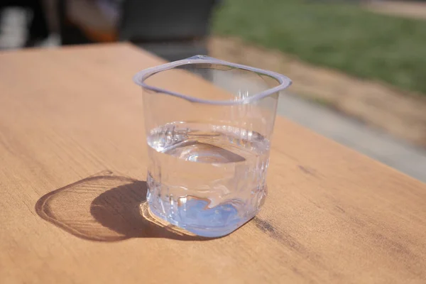 Água Potável Fresca Recipiente Plástico Mesa — Fotografia de Stock