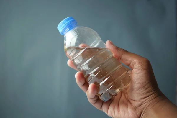 Holding Dirty Bottle Water — Stock fotografie