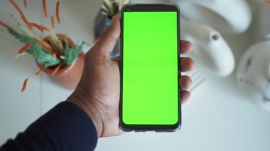 Masada yeşil ekran ve iç dekorasyonu olan akıllı telefon .