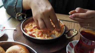 Türk Menemen omleti tavada. 