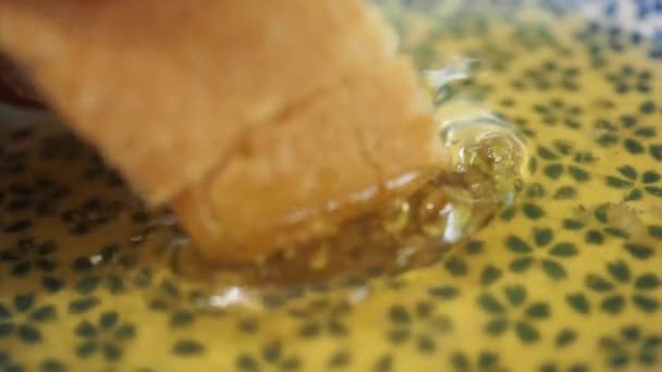 Honing Mengen Met Een Sneetje Brood — Stockvideo