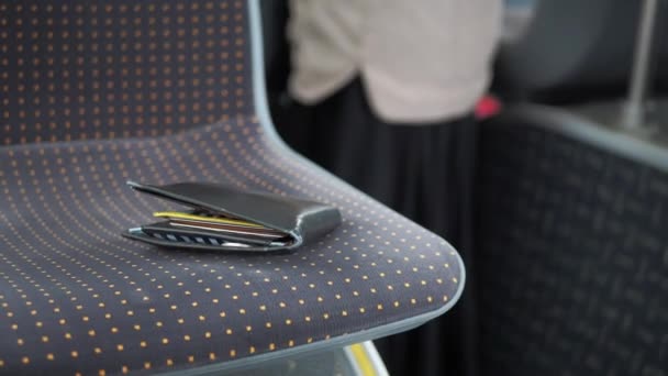 Portefeuille Gauche Dans Bus Public — Video