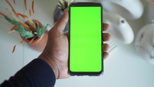 Smart Telefon Med Grön Skärm Och Heminredning Bordet — Stockvideo