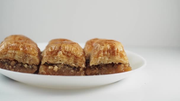 桌上摆放着手工制作的土耳其式甜点面包片 — 图库视频影像