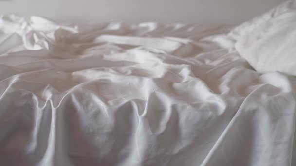 Грязная Кровать Рано Утром Грязная Кровать После Пробуждения — стоковое видео