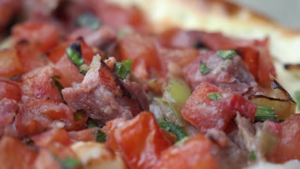 Fatia Pizza Queijo Uma Chapa Mesa Madeira — Vídeo de Stock