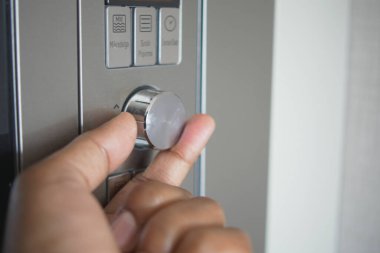 Erkeklerin el kameralarını kapat. Sıcaklık ayarlarını fırına kur.