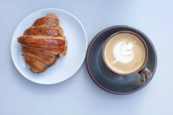 Kaffee Und Croissant Auf Holztisch Draufsicht — Stockfoto