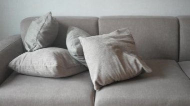 dağınık modern gri kanepe üst görünümü .