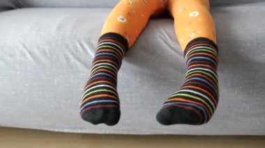 Çocuk ayaklarındaki renkli yumuşak çorapları kapat. 