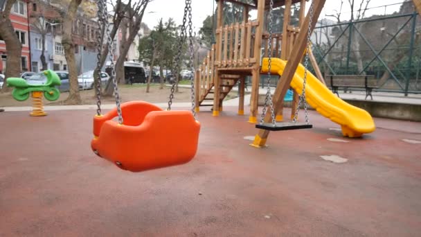 Großaufnahme Einer Babyschaukel Auf Dem Spielplatz — Stockvideo