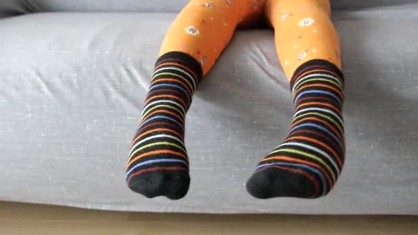 Primer Plano Unos Calcetines Suaves Colores Los Pies Los Niños — Vídeos de Stock