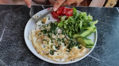 Masada sade yumurta omleti yemek. .