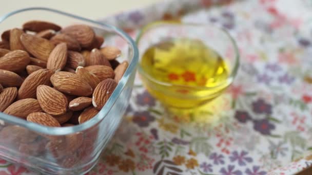 Minyak Almond Dan Kacang Segar Atas Meja — Stok Video