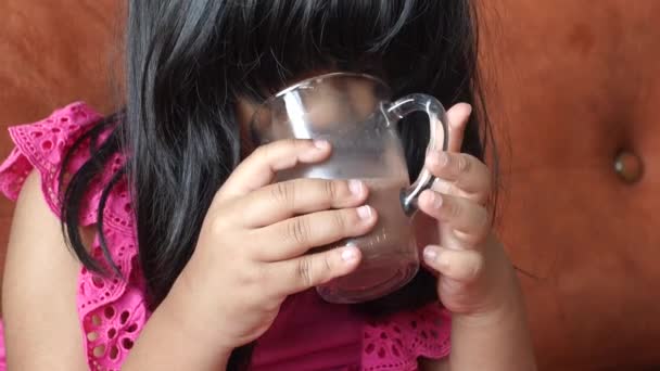 Çocuk Evde Lezzetli Çikolatalı Süt Içiyor — Stok video