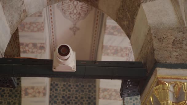 闭路电视监控摄像头在旧大楼内运作 — 图库视频影像