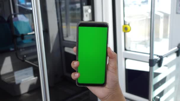 Młody Człowiek Ręka Pomocą Smartfona Zielonym Ekranem Wewnątrz Pociągu Metra — Wideo stockowe