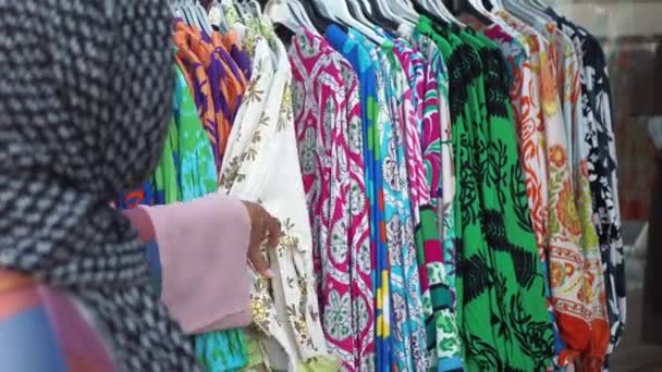 Femme Choisir Des Vêtements Dans Boutique — Video