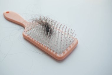 Saçları dökülmüş bir fırça