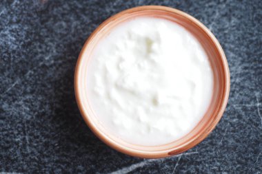 Masada taze yoğurt. .