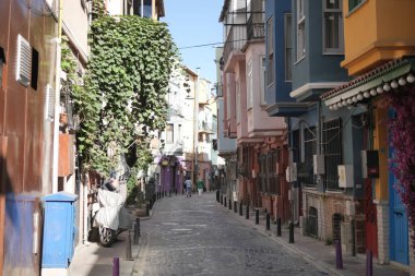 Hindi İstanbul 12 Haziran 2023 Eski Balat 'taki kafe önünde. Balat, İstanbul 'da popüler bir turizm beldesi