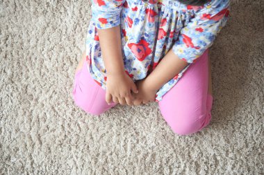  child sitting W posture on the floor 