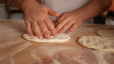 Eller ekmek ve ekmek pişirmek için hamur parçaları oluşturur.