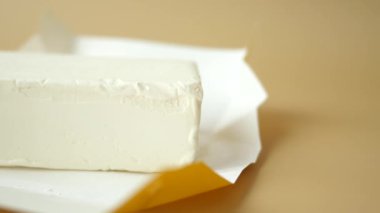 Masadaki kağıtta bir parça tereyağı. .