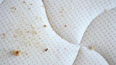 Kirli leke ya da beyaz yataktaki toz ,