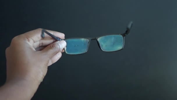 眼鏡をかけ男の手を閉じる — ストック動画