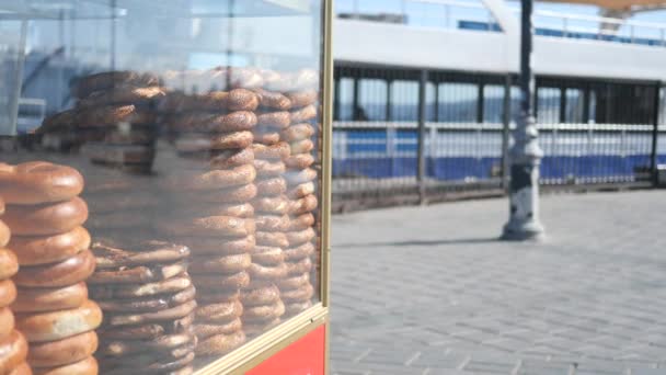トルコのバゲル シミットはバンでタクシー広場で販売しています — ストック動画