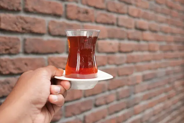 トルコ茶と伝統的なティーグラスを保持している女性 — ストック写真