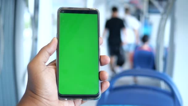 Młody Człowiek Ręka Pomocą Smartfona Zielonym Ekranem Wewnątrz Pociągu Metra — Wideo stockowe