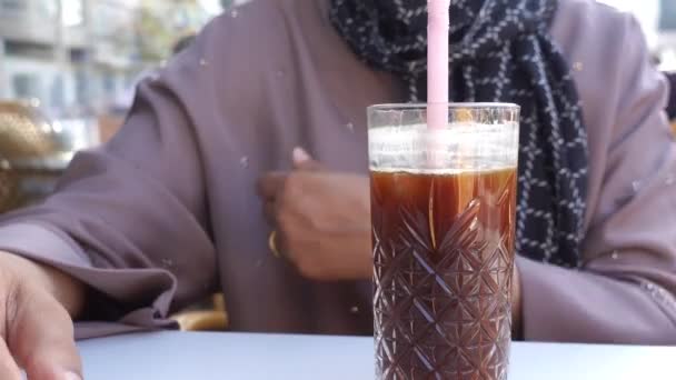 Dışarıdaki Kafe Masasında Şeffaf Bir Bardakta Buzlar Eridi — Stok video