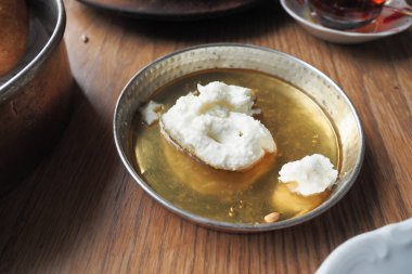 Tereyağlı krema ve bal masanın üstünde.