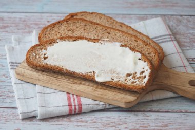 Masadaki konteynırda peynir kremi