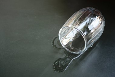 Masaya bir bardak su döküldü. 