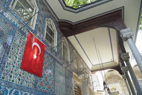 Turkey Istanbul May 2023 Turkish Flag Wall Eyup Sultan Mosque — Stock Photo, Image
